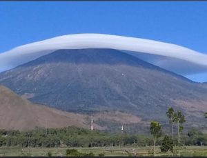 Awan lenticular yang terbentuk di atas gunung